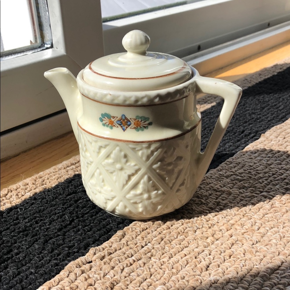 Vitrious china 1940’s Teapot with Design Barock Colonial Ivory model